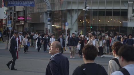 Die-Ikonische-Kreuzung-Am-Belebtesten-Platz-In-Tokio,-Japan---Nahaufnahme