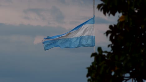 Die-Argentinische-Nationalflagge-Weht-In-Der-Abenddämmerung-Im-Wind