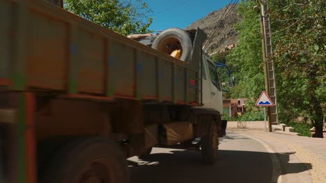 Camión-Desde-Atrás-Conduce-Por-La-Carretera-En-El-Pueblo-De-Imlil-En-Las-Montañas-Del-Alto-Atlas