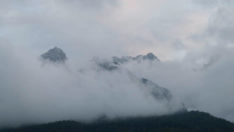 Wolken,-Die-Die-Berggipfel-Im-Triglav-nationalpark-In-Slowenien-Während-Des-Sonnenuntergangs-Umarmen