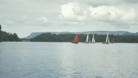 Unglaubliche-Landschaftliche-Aufnahme-Von-Segelbooten-Auf-Dem-See
