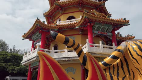 Las-Pagodas-Del-Dragón-Y-El-Tigre-En-El-Estanque-De-Lotos-En-Kaohsiung,-Taiwán