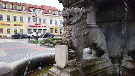 Historischer-Brunnen-Mit-Löwenskulpturen-Auf-Dem-Marktplatz-Der-Stadt-Prabuty,-Polen
