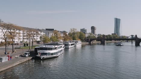 Ferry-De-Lujo-Moderno-Estacionado-En-Una-Estación-De-Acoplamiento-En-Frankfurt,-Alemania-Durante-El-Día