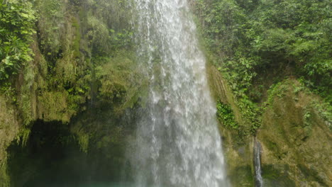 Luftaufnahme-Inambakan-Wasserfälle-Bunt-Grün-Blau-Wasser,-Cebu,-Philippinen