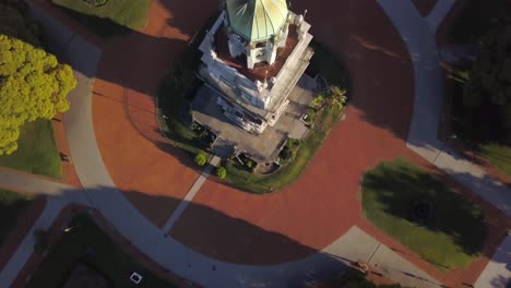 Luftbild-Von-Oben-Nach-Unten-überfliegen-Torre-Monumental,-Ein-Berühmtes-Wahrzeichen-In-Buenos-Aires