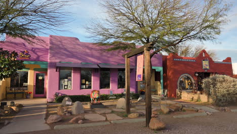 Malerische-Läden-Entlang-Der-Tubac-Road-In-Arizona,-USA,-Mit-Wunderschöner-Landschaft-Aus-Bäumen-Und-Pflanzen-Im-Freien---Schwenk