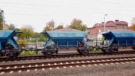 Vagones-De-Carga-De-Los-Ferrocarriles-Estatales-Polacos-En-La-Estación-De-Una-Pequeña-Ciudad