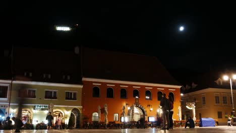Zeitraffer-Des-Hauptplatzes-In-Der-Altstadt-Von-Brasov-In-Einer-Sommernacht
