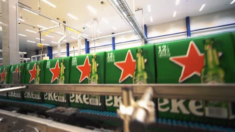 Cervezas-Heineken-En-Paquete-De-Doce-En-El-Transportador-De-Cerveza-En-La-Cervecería-Heineken-Más-Grande