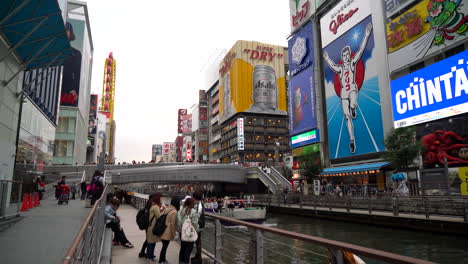 überfüllte-Menschen-In-Der-Marktstraße-Von-Osaka