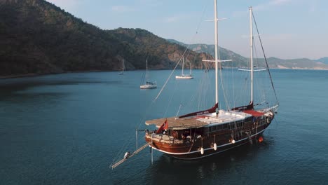 Barcos-Navegando-A-Través-Del-Increíble-Paisaje-De-La-Isla-Y-Vista-Al-Mar-En-Mamaris,-Turquía---Plano-General