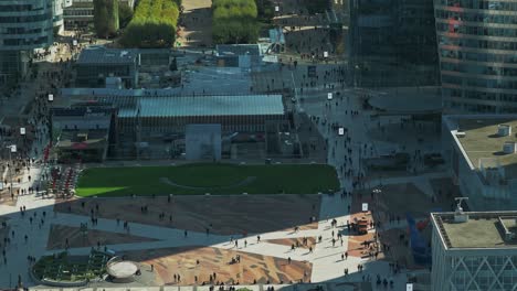 Aerial-long-lens-view-of-crowds-on-the-La-Defense-promenade,-Paris,-France
