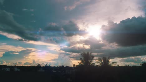 Malerischer-Tropischer-Sonnenuntergang-Mit-Palmen
