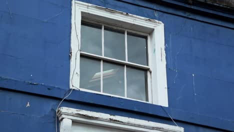 Traditioneller-Britischer-Fensterstil-Des-Blauen-Hauses-In-Notting-Hill