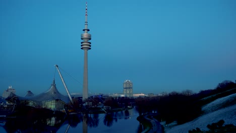Zeitraffer-Des-Münchner-Olympiaparks-In-Der-Abenddämmerung