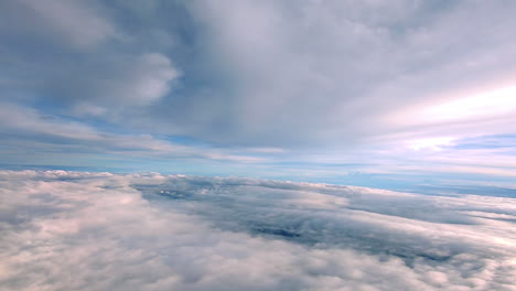 Mirando-Las-Nubes-Y-La-Ciudad-De-Da-Nang-En-El-Avión-En-Asia