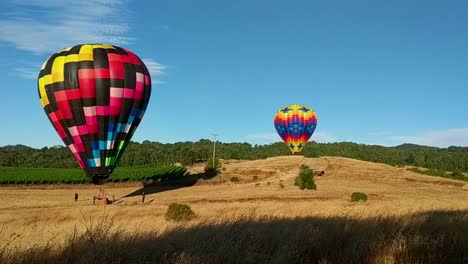 Heißluftballon-Landet-Auf-Dem-Feld,-Während-Er-Darauf-Vorbereitet-Wird,-Die-Luft-Abzulassen