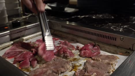 Sie-Können-Jemanden-Sehen,-Der-Rindfleisch-Mit-Einem-Werkzeug-Auf-Einem-Koreanischen-Grill-Ablegt