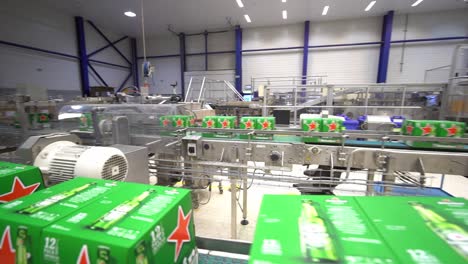 Bierpackungen-In-Einer-Industriellen-Produktionskette-Auf-Dem-Förderband-In-Der-Fabrik