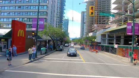 Heckscheibe-Pov-Während-Einer-Tour-Durch-Die-Innenstadt-Von-Vancouver,-Britisch-Kolumbien