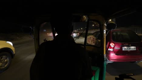 Un-Conductor-De-Rickshaw-Automático-Conduciendo-A-Alta-Velocidad