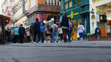 Menschen,-Die-Auf-Der-Straße-Des-Stadtzentrums-Von-Budapest,-Ungarn,-Spazieren-Gehen