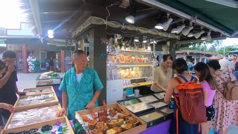 Street-market-with-different-products-in-Hawaii