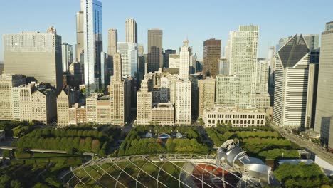 Aerial-push-in-towards-Cloud-Gate-in-Chicago's-popular-Millennium-Park