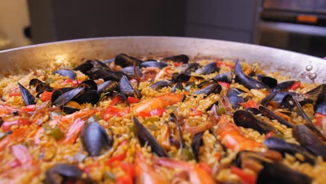 paella-in-a-frying-pan-close-up