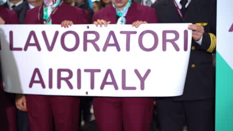 Reporter-Spricht-Bei-Air-Italy-Protest-Gegen-Die-Entlassungen-Von-Fluggesellschaften