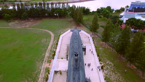 Ein-Überblick-über-Das-Berühmte-U-Boot-Museum,-Umgeben-Von-Einem-Entspannenden-Grasland-Und-Ozean,-Eine-Touristenattraktion,-Die-Man-In-Malaysia-Gesehen-Haben-Muss