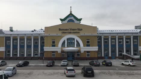 Parking-Lot-Outside-The-Entrance-To-Ulan-Ude-Railway-Station,-Russia
