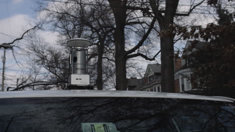 Car-mounted-LIDAR-scanning-device-mapping-the-street