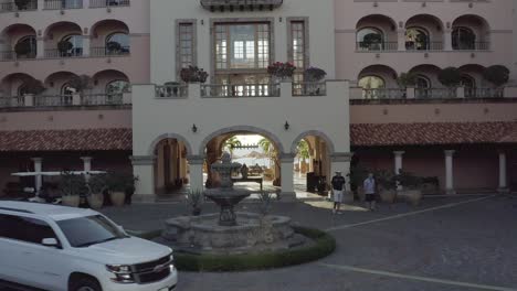 Antena-Cinematográfica-De-La-Entrada-Al-Lujoso-Hotel-Sheraton-Grand-Hacienda-Cabo-En-Los-Cabos,-México