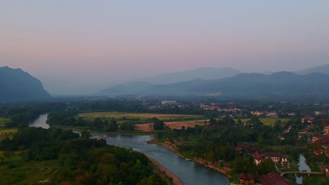 Schöne-Landschaft-Von-Laos-Mit-Fluss,-Der-Bei-Sonnenuntergang-Durch-Das-Tal-Fließt,-Antenne