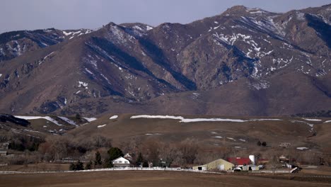 Autofahren-In-Der-Landschaft-Der-Front-Range-Von-Colorado-Vor-Dem-Hintergrund-Der-Rocky-Mountains