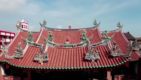 Roof-of-the-Yeoh-Kongsi-Clan-Temple-with-elaborate-Chinese-dragons,-Aerial-drone-dolly-in-close-up