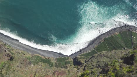 Erstaunlicher-Blick-Auf-Kultivierte-Felder-Und-Die-Wellen,-Die-In-Einen-Strand-Brechen,-Blick-Vom-Kap-Girão,-Câmara-De-Lobos,-Insel-Madeira,-Portugal