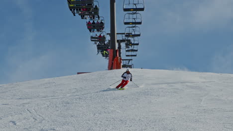Mann-Skifahren-Auf-Der-Piste-Unter-Dem-Skilift