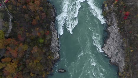 Dröhnen-über-Dem-Teufelsloch---Niagarafälle