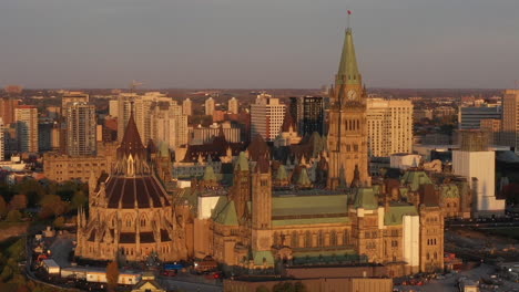 Kanadischer-Parlamentshügel-In-Ottawa-Goldene-Stundenantenne