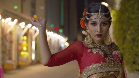 Eine-Wunderschön-Atemberaubende-Frau,-Die-Traditionelle-Indische-Sari-Trägt,-Posiert-Für-Ihre-Glamourösen-Hochzeitsporträts-Unter-Den-Nachtlichtern-Der-Stadt