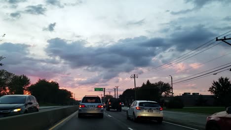 Schöner-Zeitraffer-Des-Sonnenuntergangs-Mit-Wolken-Im-Verkehr,-Zeitraffer