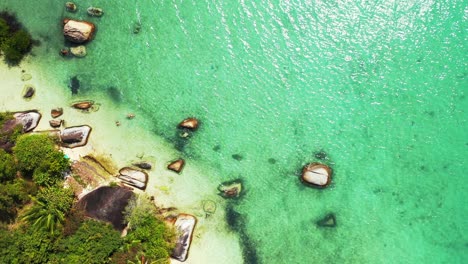 Paradiesische-Tropische-Inselküste-Mit-Kalksteinfelsen,-Die-Von-Ruhigem,-Klarem-Wasser-Der-Türkisfarbenen-Lagune-In-Phuket,-Thailand,-Umspült-Werden