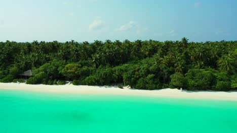 Versteckter-Pavillon-Im-Tropischen-Palmenwald,-Türkisfarbenes-Wasser-Und-Strände-Auf-Den-Malediven
