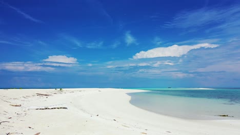 Malediven-Schöner-Weißer-Sandstrand-Hintergrund-Auf-Tropischer-Paradiesinsel-Mit-Aquablauem-Himmel