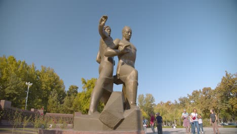 El-Monumento-De-Coraje-En-Tashkent,-Uzbekistán-Dedicado-Al-Terremoto-Más-Fuerte-De-1966