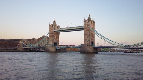 Sonnenuntergang-über-Tower-Bridge-Und-Themse-Mit-Rotem-Britischen-Bus