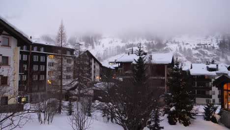 Snow-covered-homes-and-hotels-in-the-ski-resort-city-of-Zermatt,-Switzerland